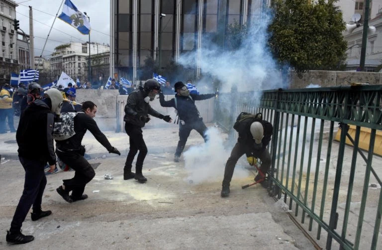 Καρέ – καρέ τα επεισόδια από το συλλαλητήριο για την Μακεδονία – Συγκλονιστικές εικόνες